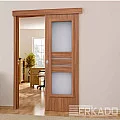 Holz-Sideboard im Schatten der Tür 